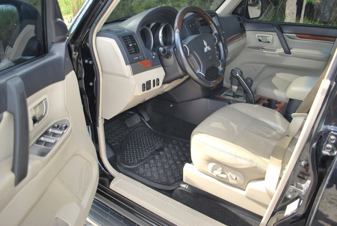 2010-mitsubishi-pajero-gls-big-2