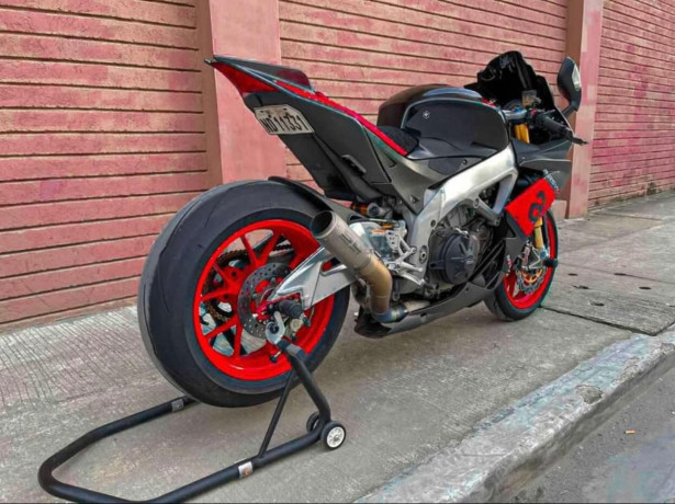 aprilia-rsv4-big-2