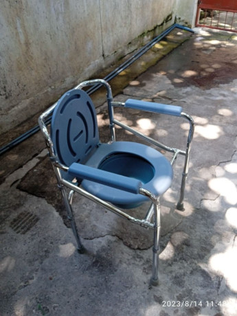 height-adjustable-toilet-chair-for-elderly-with-bucket-big-0