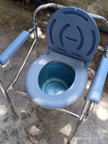 height-adjustable-toilet-chair-for-elderly-with-bucket-big-2