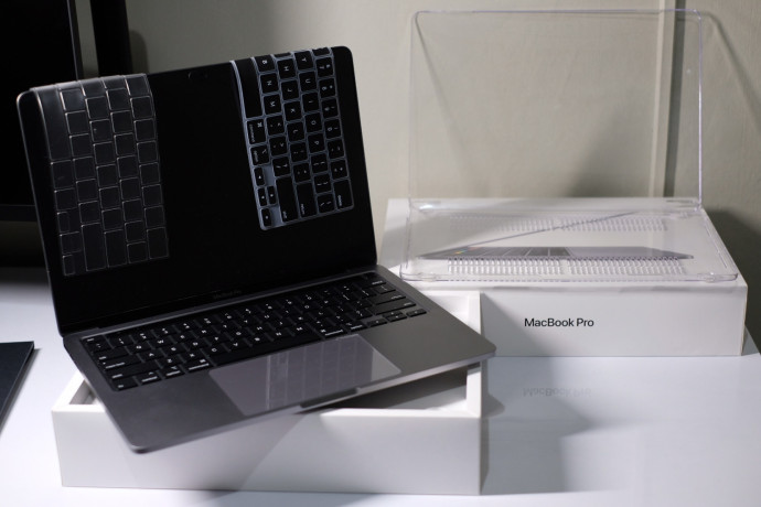 macbook-pro-2020-13-inch-512gb-ssd-space-gray-with-peripherals-big-2